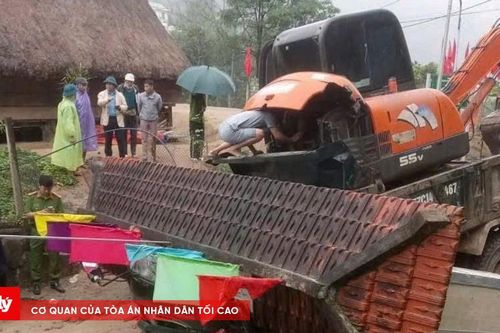 Xe tải chở xe múc va cổng chào, khiến hai người tử vong