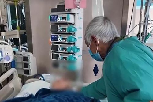 Cụ ông 81 tuổi đi 12 tiếng mỗi ngày chỉ để nắm tay vợ 30 phút
