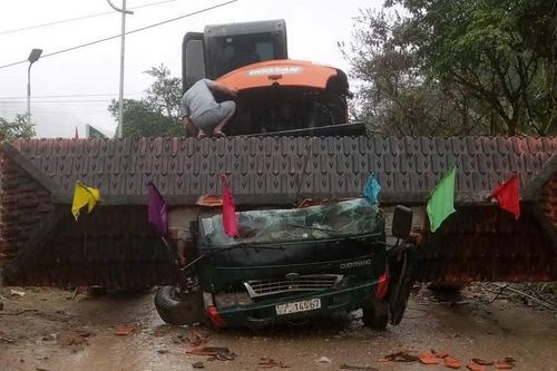 Xe tải làm sập cổng chào ở Đà Nẵng, 2 người tử vong