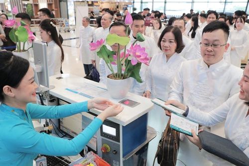 'Chuyến bay hạnh phúc' - Hành trình cảm xúc thăng hoa trên bầu trời Việt Nam