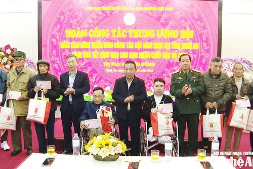 Hội Nạn nhân chất độc da cam/dioxin Việt Nam tặng quà các nạn nhân ở Nghệ An