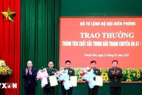 Thưởng nóng lực lượng bắt đối tượng vận chuyển hơn 1 tấn pháo hoa nổ từ Lào