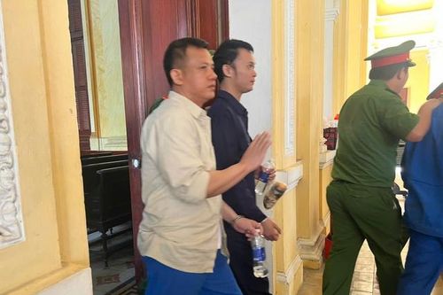 Thủ đoạn của Giám đốc vận chuyển trái phép gần 13.000 tỷ đồng qua biên giới