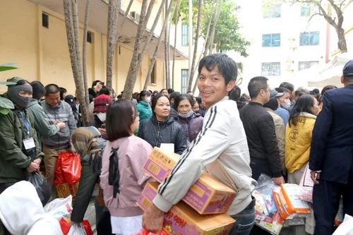 Phiên chợ Xuân 0 đồng sưởi ấm Tết cho người bệnh
