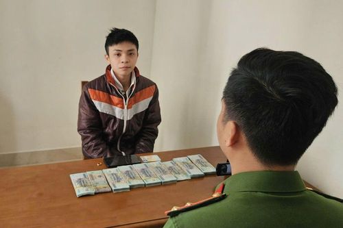 Kiểm tra túi xách để ở tủ đồ, nữ nhân viên y tế vội trình báo Công an
