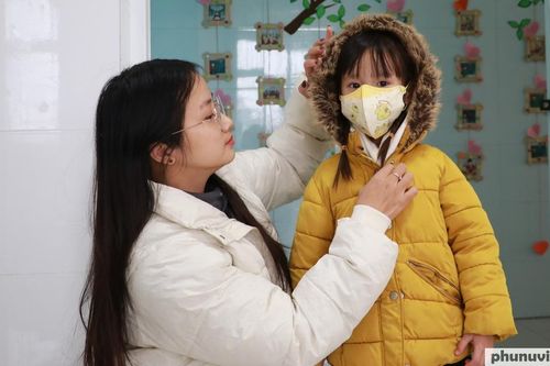 Rét đậm, rét hại, học sinh 'quấn kén' đến trường