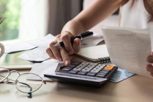 Cách một phụ nữ U40 'vén' chi tiêu gia đình, mua nhà đất, tậu xe hơi