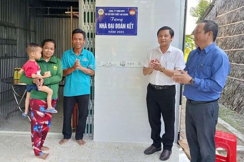 Bàn giao 2 căn nhà Đại đoàn kết ở xã Giồng Riềng