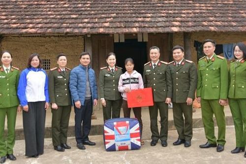 Ban Phụ nữ Công an tỉnh tổ chức chương trình 'Tết ấm' tại xã An Lạc