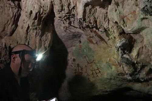 Nghệ thuật hang động cổ nhất thế giới tại Indonesia