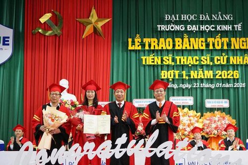 Trường Đại học Kinh tế trao bằng tốt nghiệp cho 450 tiến sĩ, thạc sĩ và cử nhân
