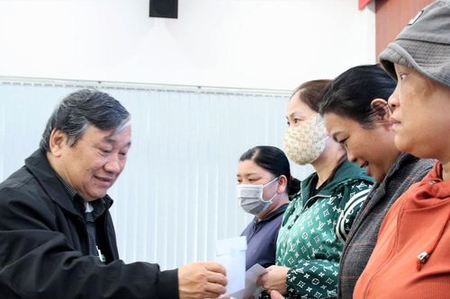 Trao 50 suất quà cho phụ nữ và trẻ em nghèo bất hạnh phường Hải Châu