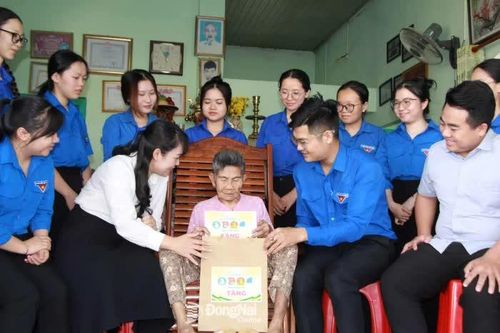 Bữa cơm sum vầy cùng mẹ Việt Nam anh hùng