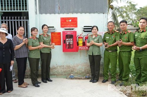 Phường Mỹ Phong: Ra mắt 'Điểm chữa cháy công cộng' và tặng quà hộ khó khăn