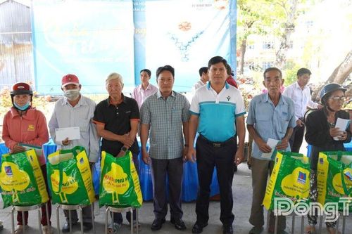 Xã Tân Nhuận Đông: Trao quà 'Xuân yêu thương - Tết sẻ chia'