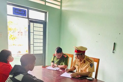 Bốc đầu xe máy đăng lên Facebook, nam sinh bị tịch thu phương tiện