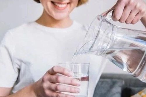 Nước đun sôi để nguội trong nhiều ngày có nên uống?
