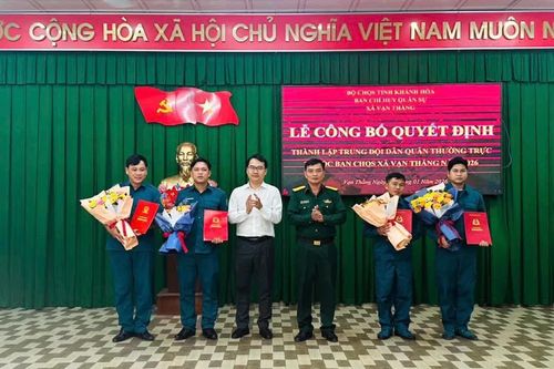Xã Vạn Thắng ra mắt Trung đội Dân quân thường trực
