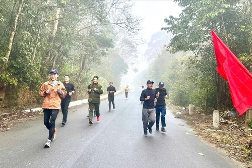 Xã Y Tý tổ chức chạy bộ chào mừng thành công Đại hội đại biểu toàn quốc lần thứ XIV của Đảng