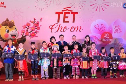 Tết ấm cho học sinh vùng cao Pá Lau