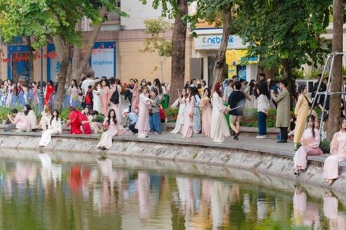 Hà Nội rộn ràng mùa chụp ảnh áo dài Tết bên hồ Hoàn Kiếm