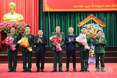 Bàn giao chức trách, nhiệm vụ Chỉ huy trưởng Ban CHQS xã Gia Viễn