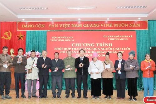 Trao quà cho người cao tuổi nhân dịp Tết Bính Ngọ 2026