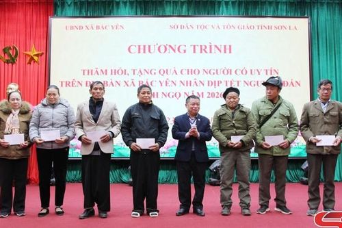 Tặng quà người có uy tín xã Tà Xùa và Bắc Yên