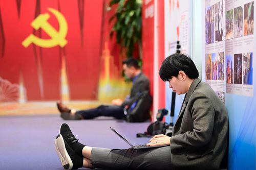 Phóng viên tranh thủ tác nghiệp trong giờ nghỉ trưa tại Đại hội XIV của Đảng.