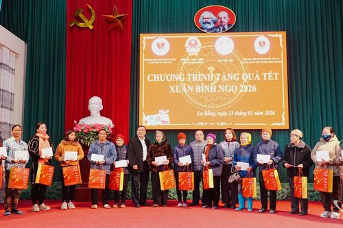 Trao 200 suất quà Tết đến hộ nghèo, gia đình khó khăn ở La Bằng