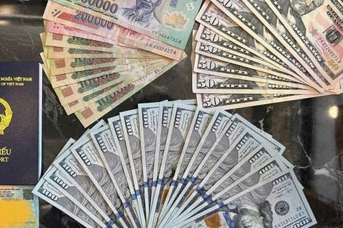 Nhân viên tàu SE20 trả lại hơn 2.000 USD và giấy tờ cho hành khách