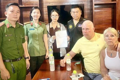 Công an đặc khu Phú Quốc hỗ trợ 2 du khách Anh nhận lại số tiền gần 300 triệu đồng