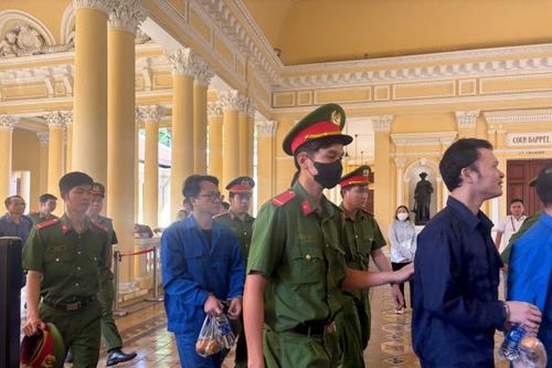 Tuyên án 15 bị cáo trong vụ án vận chuyển trái phép hơn 12.000 tỷ đồng qua biên giới