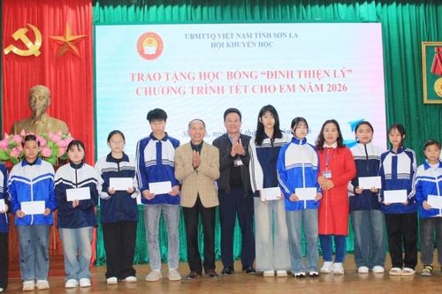 Hội Khuyến học tỉnh Sơn La trao 100 suất học bổng 'Tết cho em' nhân dịp Tết Nguyên đán Bính Ngọ
