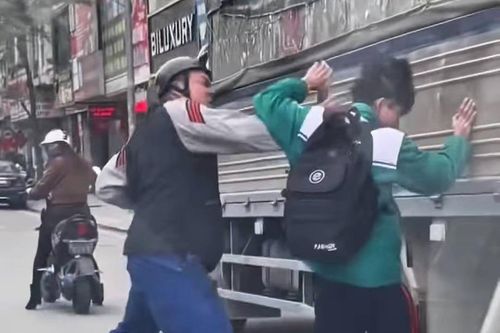 Nam sinh bị người đàn ông đấm liên tiếp vào đầu sau va chạm giao thông