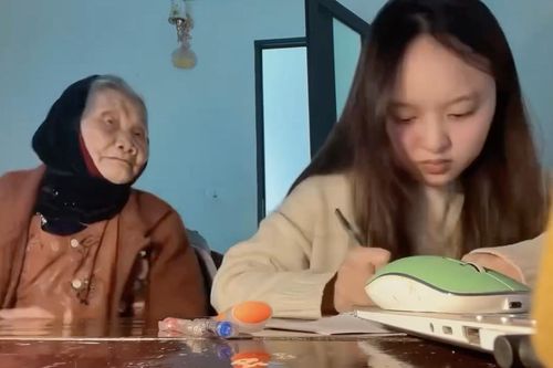 Clip bà nội ngồi bên cả buổi ngắm cháu học bài khiến dân mạng rưng rưng