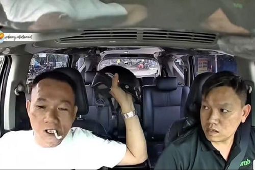 Bị nhắc nhở không hút thuốc, khách cầm mũ bảo hiểm đập ô tô, hành hung tài xế