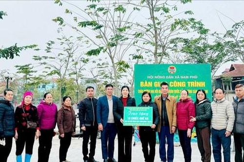 Hội Nông dân xã Nam Phù bàn giao 'Ghế đá' cho thôn Đông Trạch