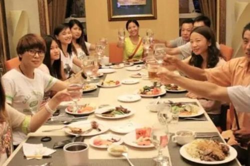 Tin nhắn ngân hàng đến sau buổi họp lớp khiến chàng trai sững sờ