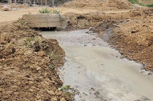 Chùm ảnh: Dọc tỉnh lộ 259 ở Thái Nguyên đầy bụi, nước thải bê tông chảy tràn ra môi trường