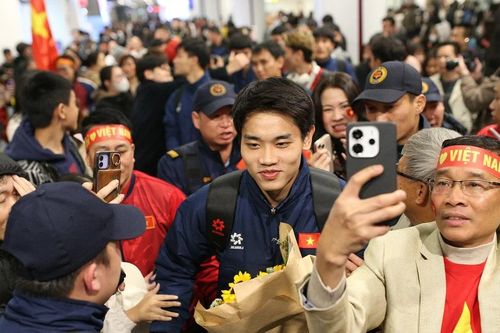 U23 Việt Nam trở về Hà Nội trong vòng tay hàng nghìn người hâm mộ