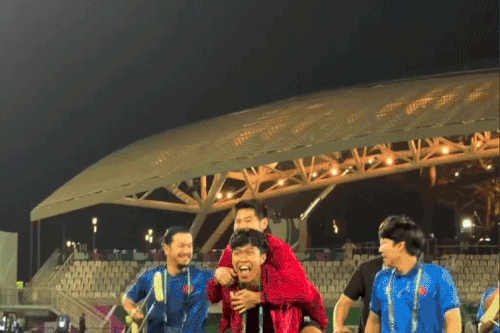 Lý Đức cõng Hiểu Minh xuống sân ăn mừng cùng U23 Việt Nam