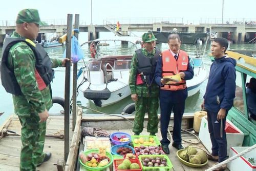 Hàng rong đeo bám tàu trên vịnh Hạ Long