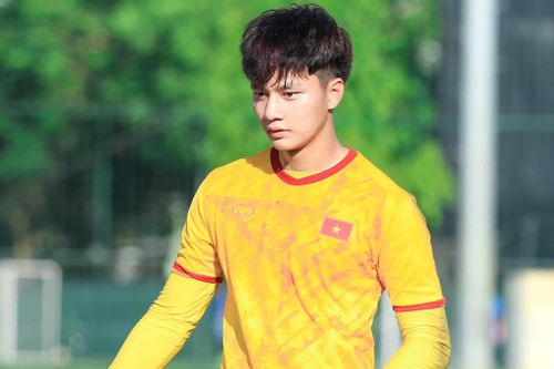 Từ sân làng đến đêm không tưởng của thủ môn dự bị U23 Việt Nam