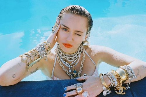 Cách đeo nhiều trang sức kiểu Maximalism không bị rối mắt