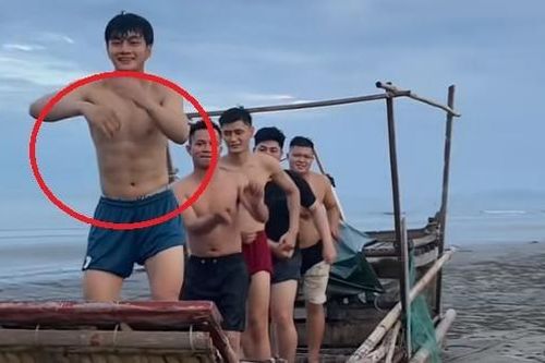 Cơ bụng 6 múi của Văn Bình gây chú ý