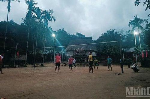 Đà Nẵng: Hơn 100 nhân khẩu ở thôn A'ur, xã biên giới A Vương chính thức có điện sinh hoạt