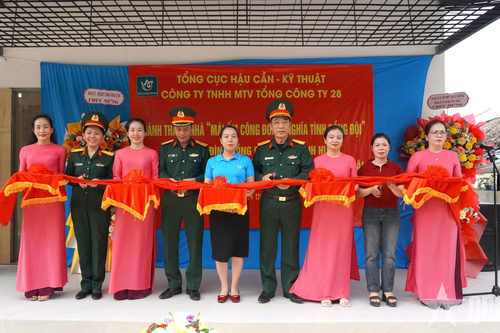 Bàn giao nhà Mái ấm công đoàn cho nữ đoàn viên có chồng bị tai biến nặng