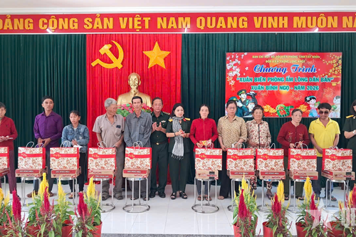 Trao quà Tết tặng đồng bào vùng biên giới Tây Ninh