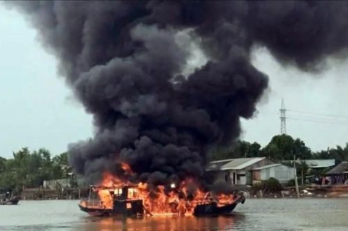 Nổ bình ga làm ghe bốc cháy ngùn ngụt trên sông Cần Giuộc